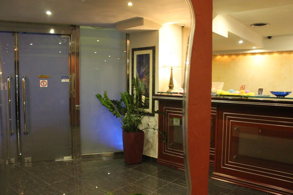 Carol Hotel Pireusz Kültér fotó